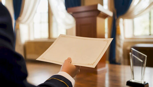Un elev își ridică diploma, mândru, în cadrul ceremoniei de premiere de la școală.