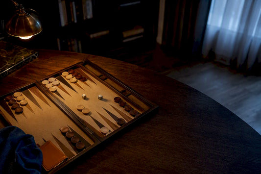 Tabla de backgammon cu zaruri și piese de joc