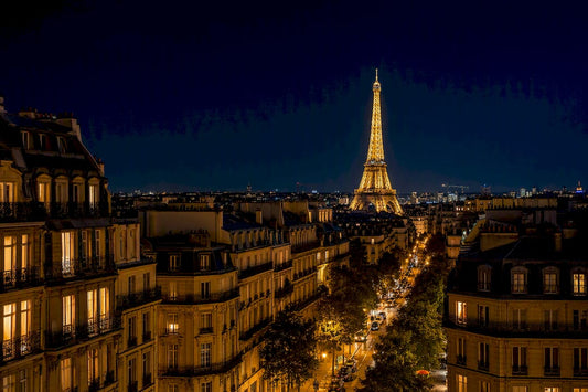 Parisul luminat noaptea, cu Turnul Eiffel strălucind